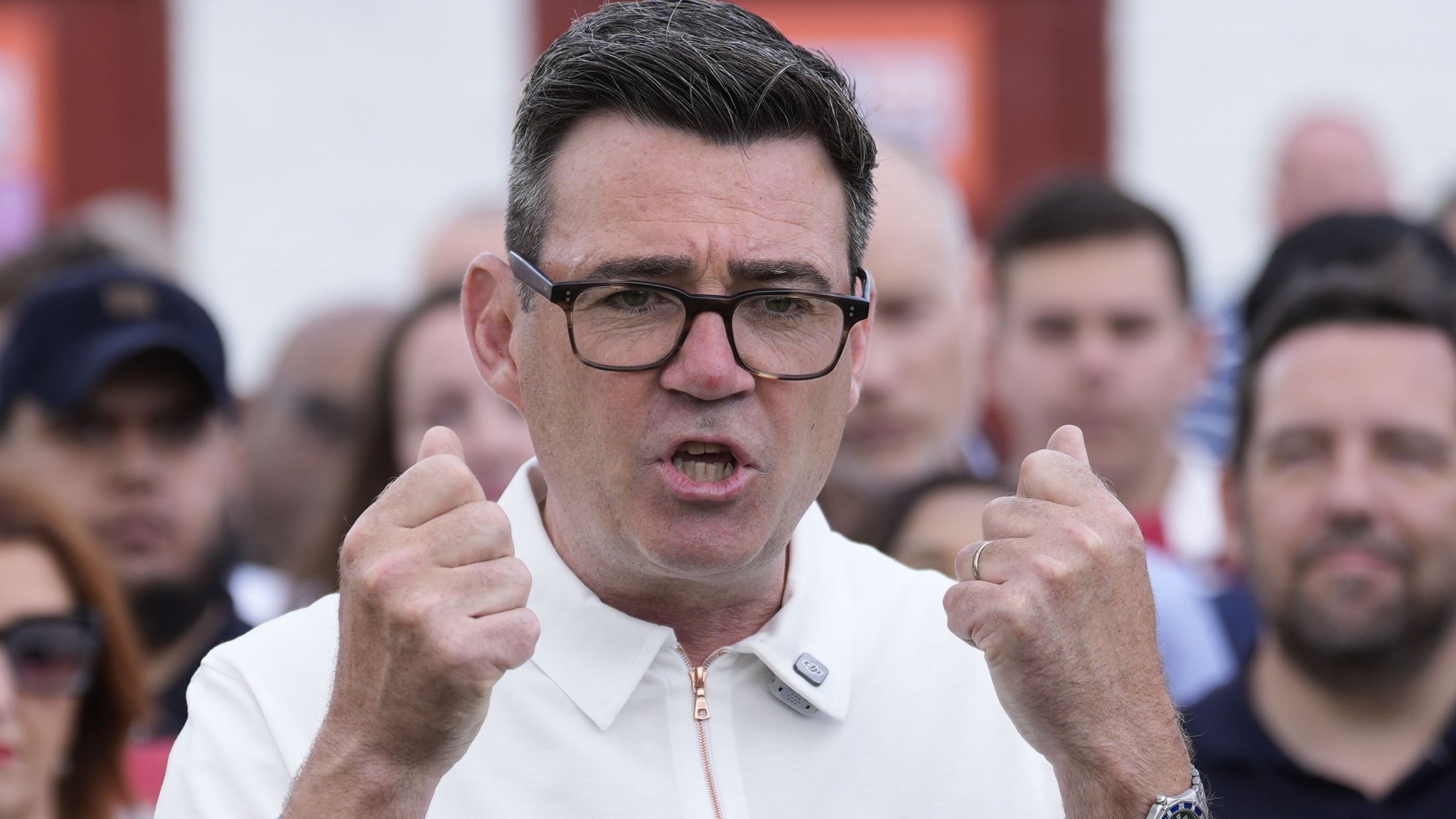 Andy Burnham nachdem er die Nachwahl gewonnen hatte.