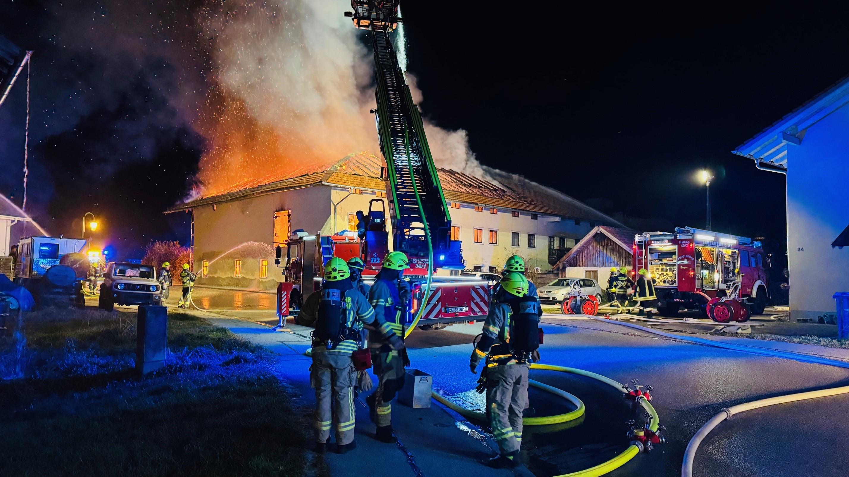Feuerwehr löscht brennenden Bauernhof in Halfing im Landkreis Rosenheim