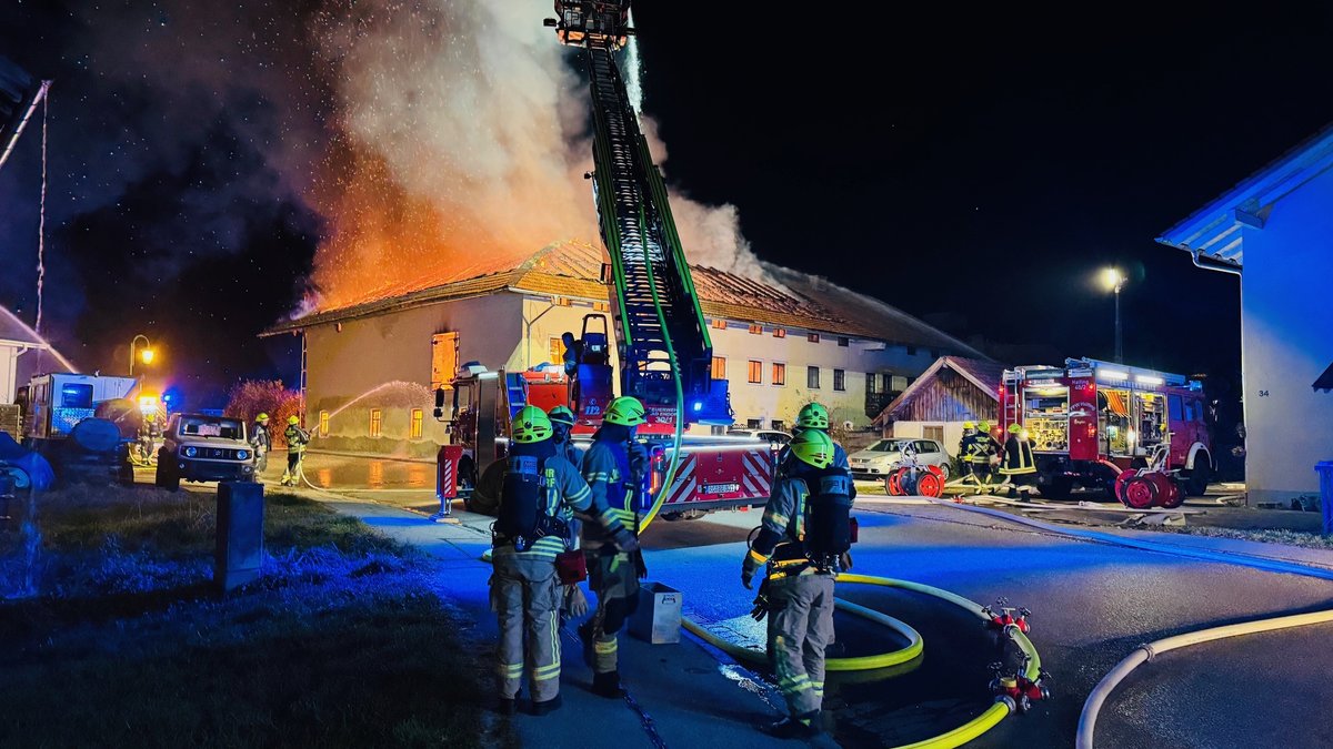 Großbrand Halfing gelöscht: Bewohner retten sich aus Haus
