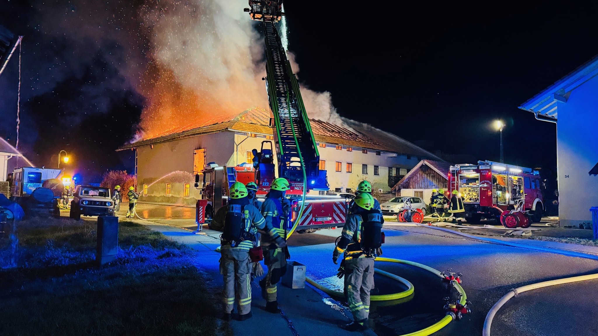 Großbrand Halfing gelöscht: Bewohner retten sich aus Haus