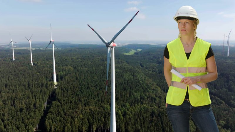 Pia Zordick, im Hintergrund Windräder. Windenergie: Schafft Bayern den Ausbau?