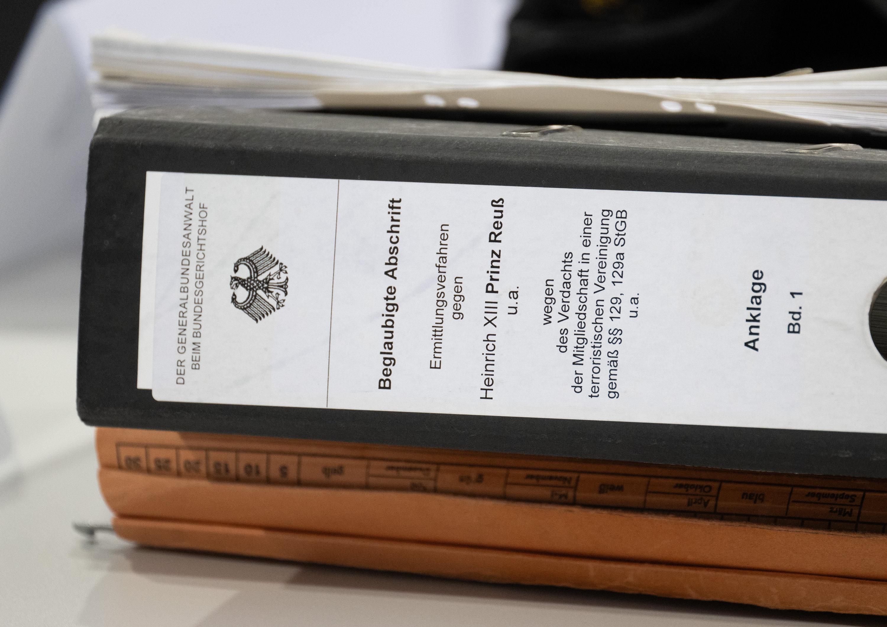 Eine Akte mit der Anklageschrift der Bundesanwaltschaft liegt auf dem Platz des Hauptangeklagten Heinrich XIII. Prinz Reuß im Oberlandesgericht Frankfurt am Main.