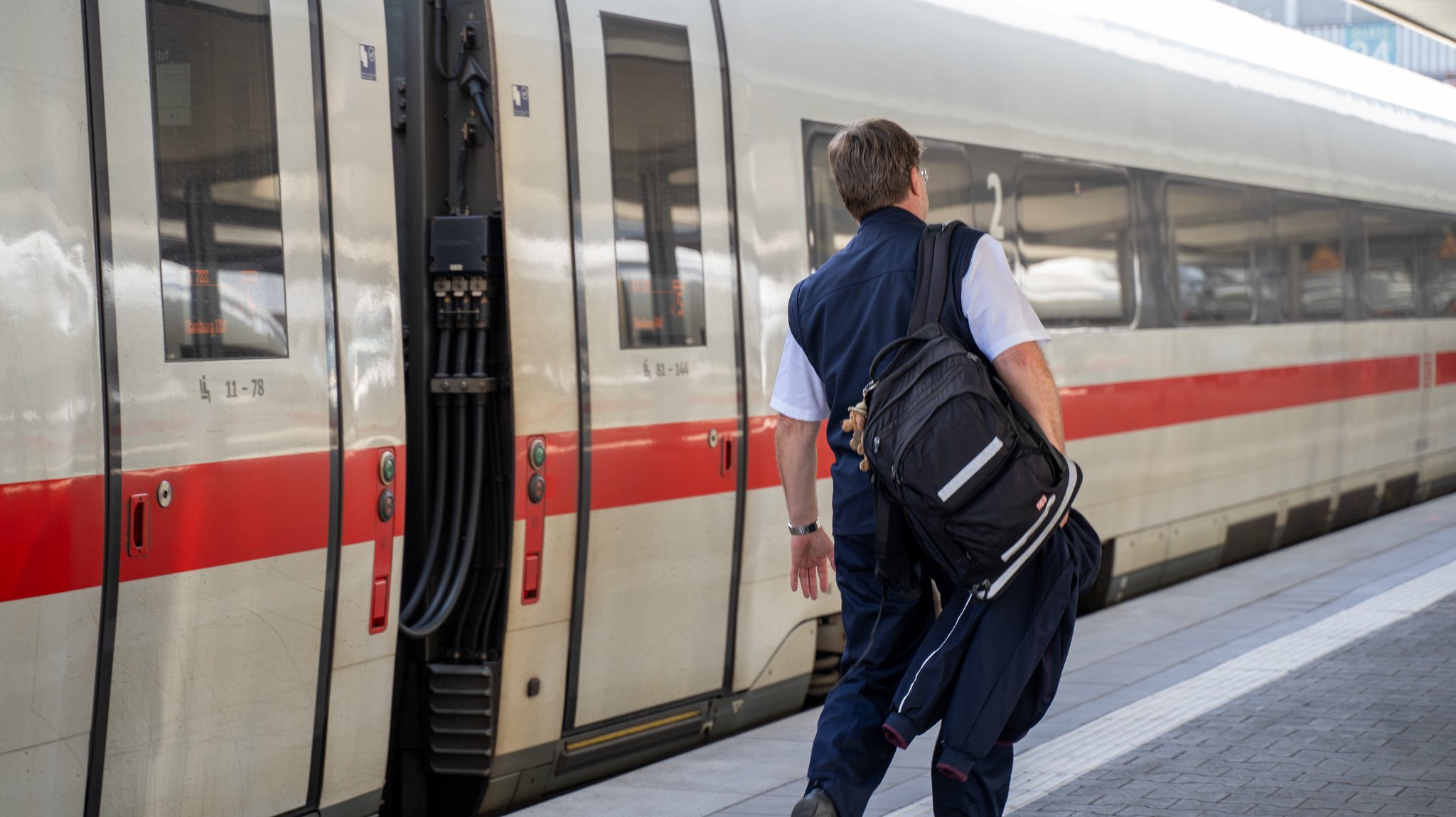 (Symbolbild) Lokführer passiert ICE am Bahnsteig in München