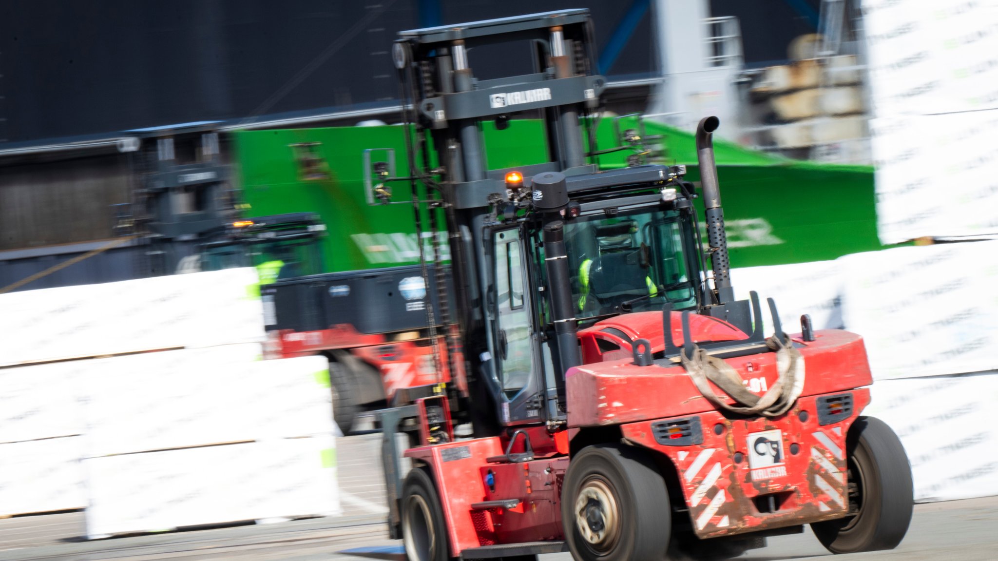 Ein Gabelstapler kippt auf dem Gelände eines landwirtschaftlichen Betriebs in Pöttmes ein 22-jähriger Arbeiter wird eingeklemmt und stirbt. (Symbolbild) | Bild: picture alliance/dpa | Philip Dulian Ein Gabelstapler kippt auf dem Gelände eines landwirtschaftlichen Betriebs in Pöttmes ein 22-jähriger Arbeiter wird eingeklemmt und stirbt. (Symbolbild)