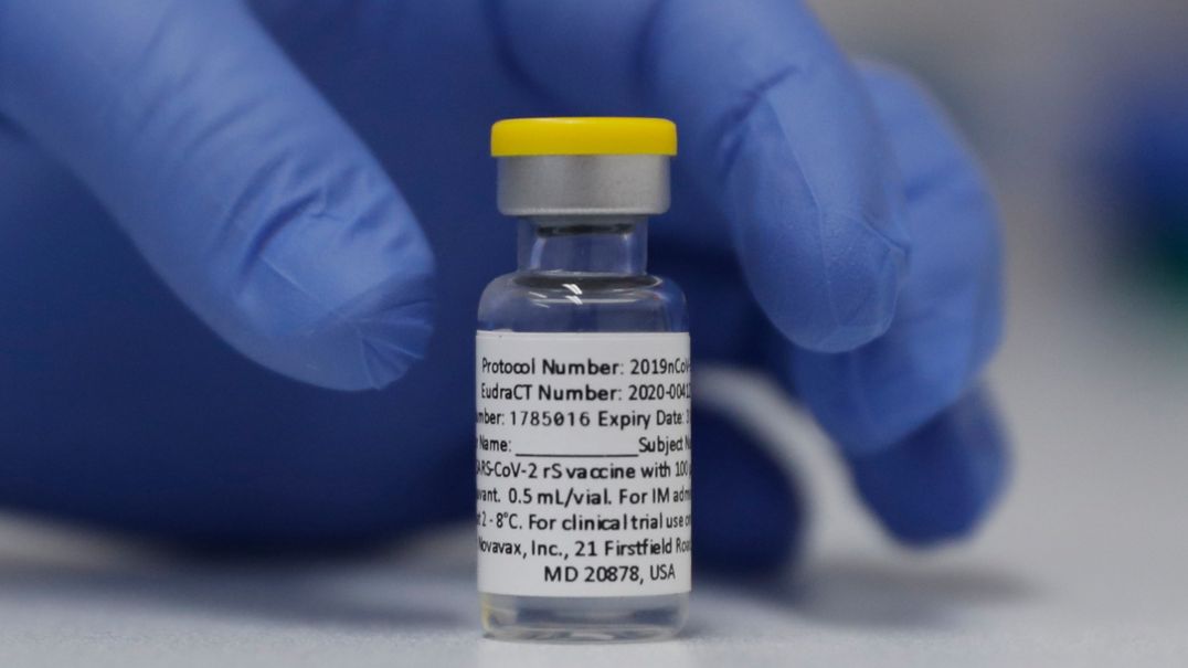 Eine Ampulle mit dem Corona-Impfstoff von Novavax während einer Studie in London (7.10.20)