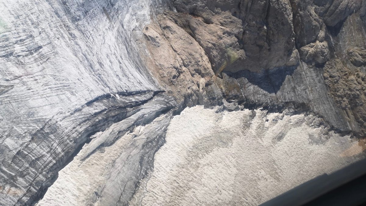Die Behörden kontrollieren das Gebiet am Marmolata-Gletscher aus der Luft