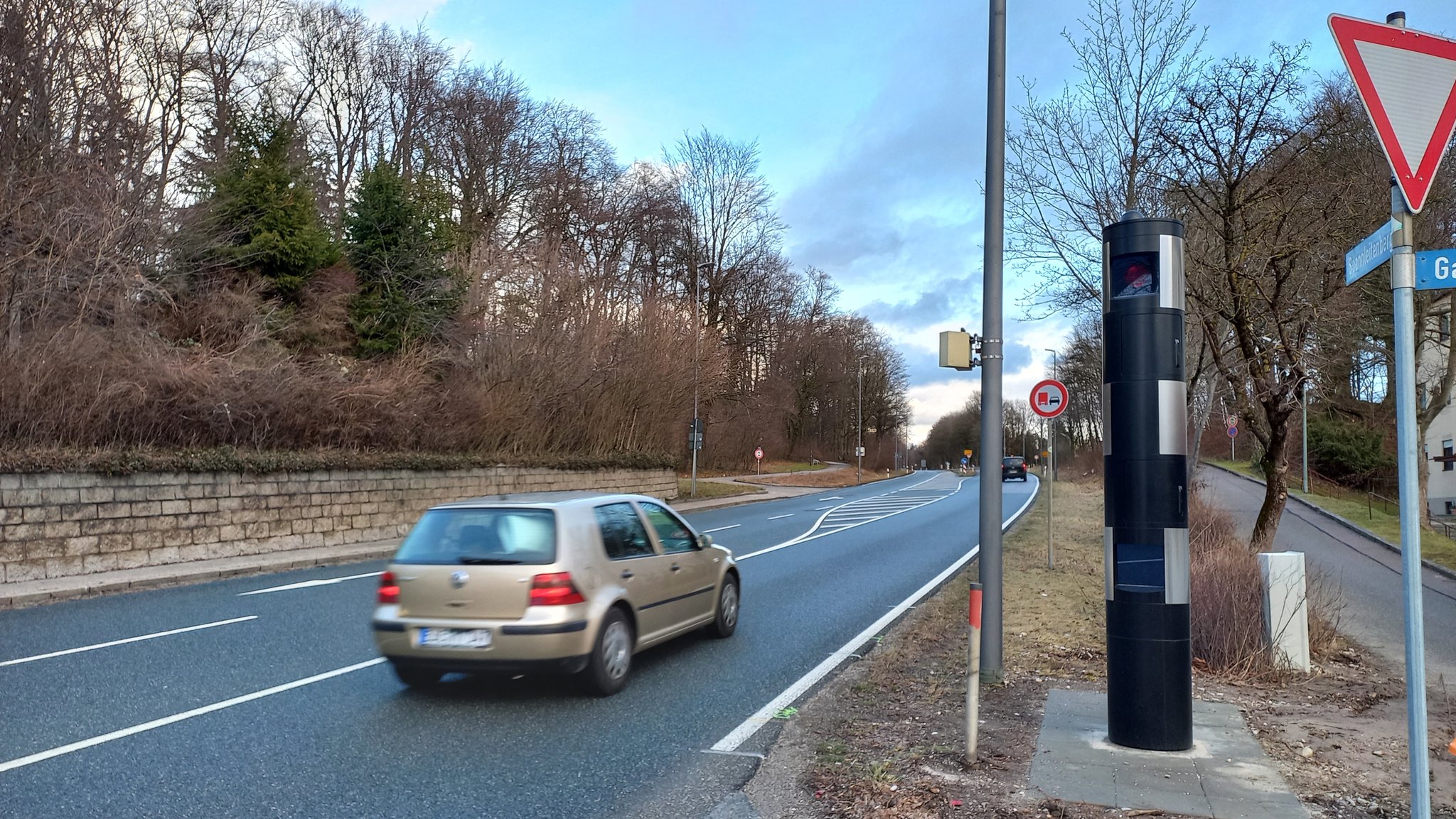 Zu sehen ist die festinstallierte Blitzersäule am Ortsausgang von Kirchseeon.