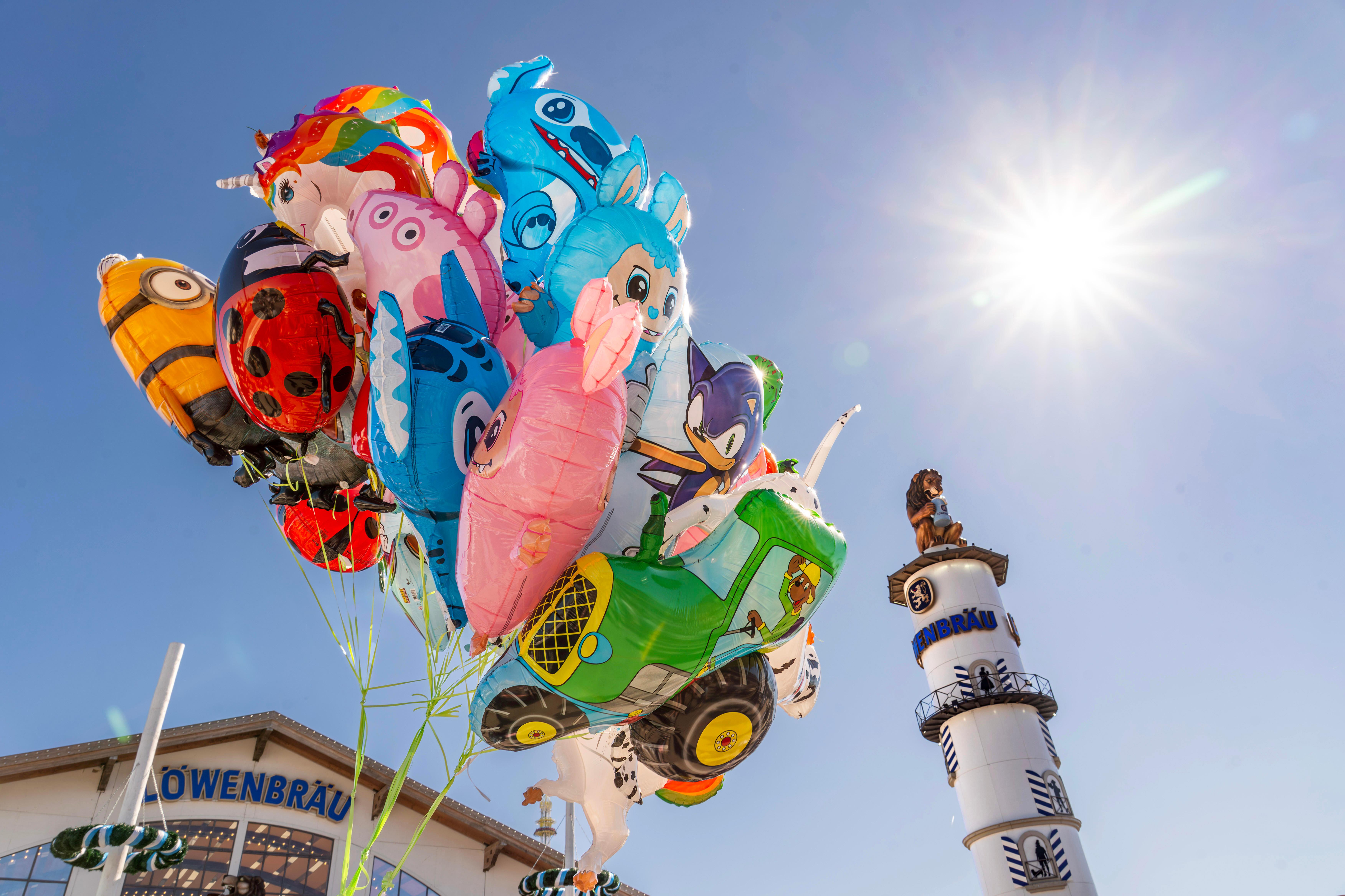 Das Münchner Oktoberfest bei Sonnenschein