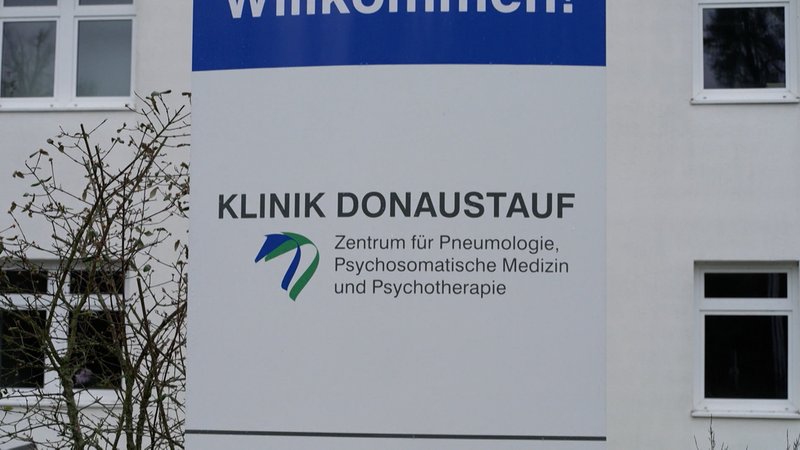 Schild am Eingang zur Klinik Donaustauf