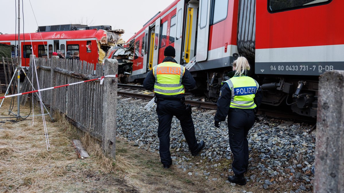 Untersuchung: Bundespolizisten inspizieren die Unfallstelle zweier aufeinander geprallter S-Bahnen in der Nähe des Bahnhofes Schäftlarn. 