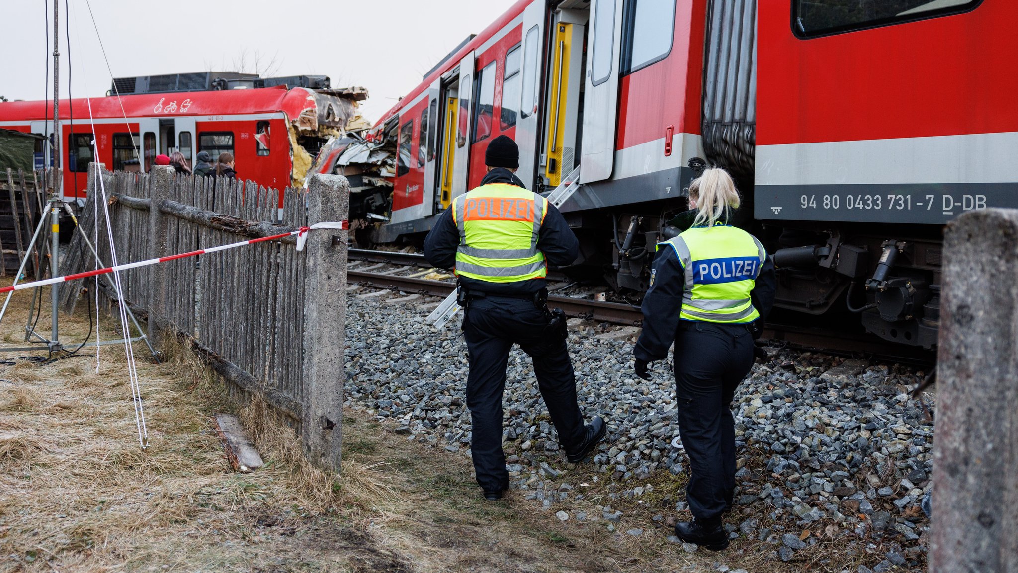 Untersuchung: Bundespolizisten inspizieren die Unfallstelle zweier aufeinander geprallter S-Bahnen in der Nähe des Bahnhofes Schäftlarn. | Bild: dpa / Matthias Balk Untersuchung: Bundespolizisten inspizieren die Unfallstelle zweier aufeinander geprallter S-Bahnen in der Nähe des Bahnhofes Schäftlarn.