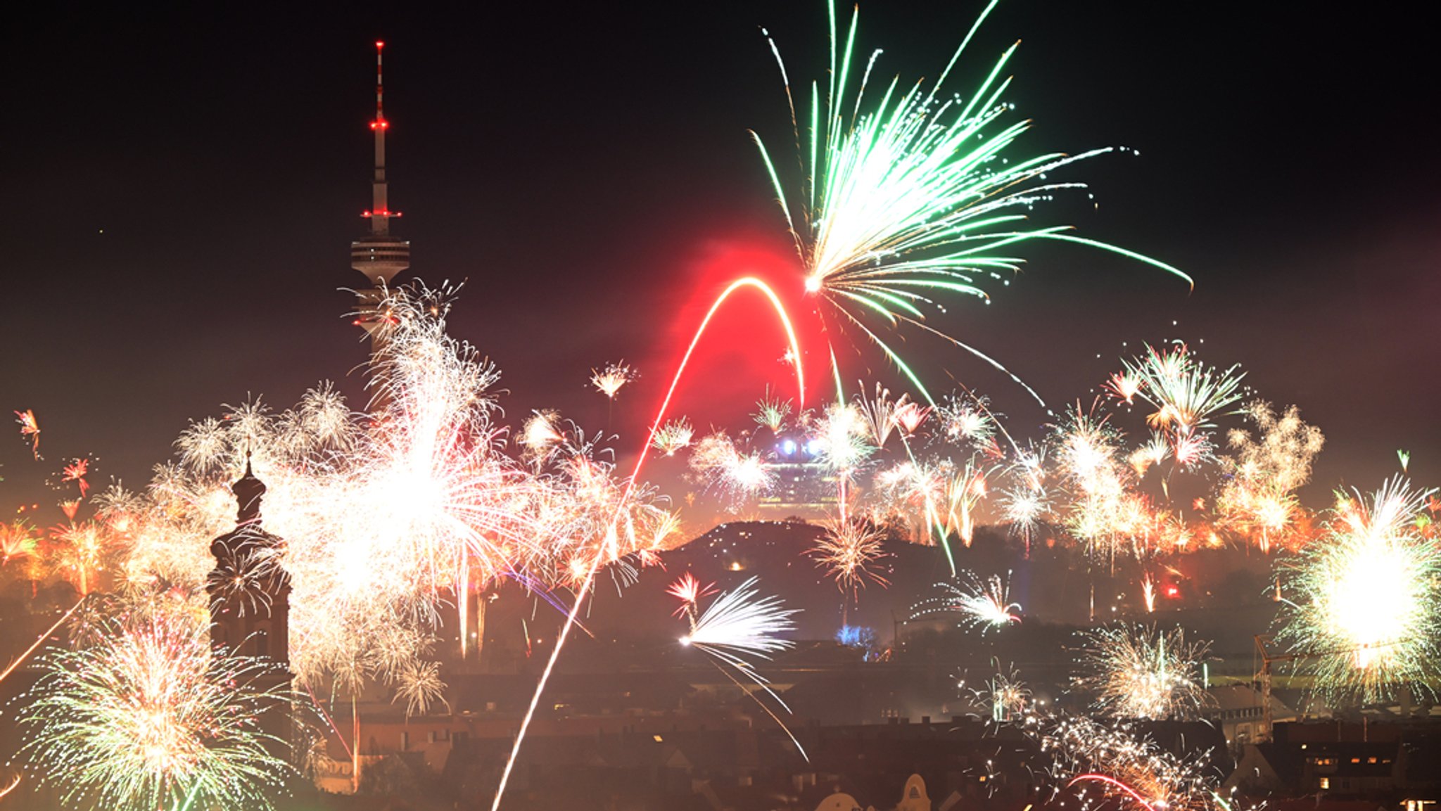 Silvesterfeuerwerk in München vom Rotkreuzkrankenhaus aus gesehen (01.01.2025)