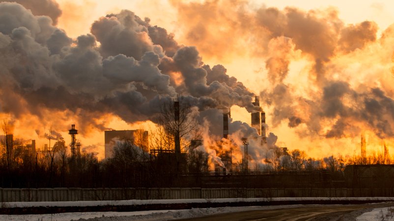 Abgase einer Industrieanlage. | Bild: stock.adobe.com/adydyka2780 Abgase einer Industrieanlage.