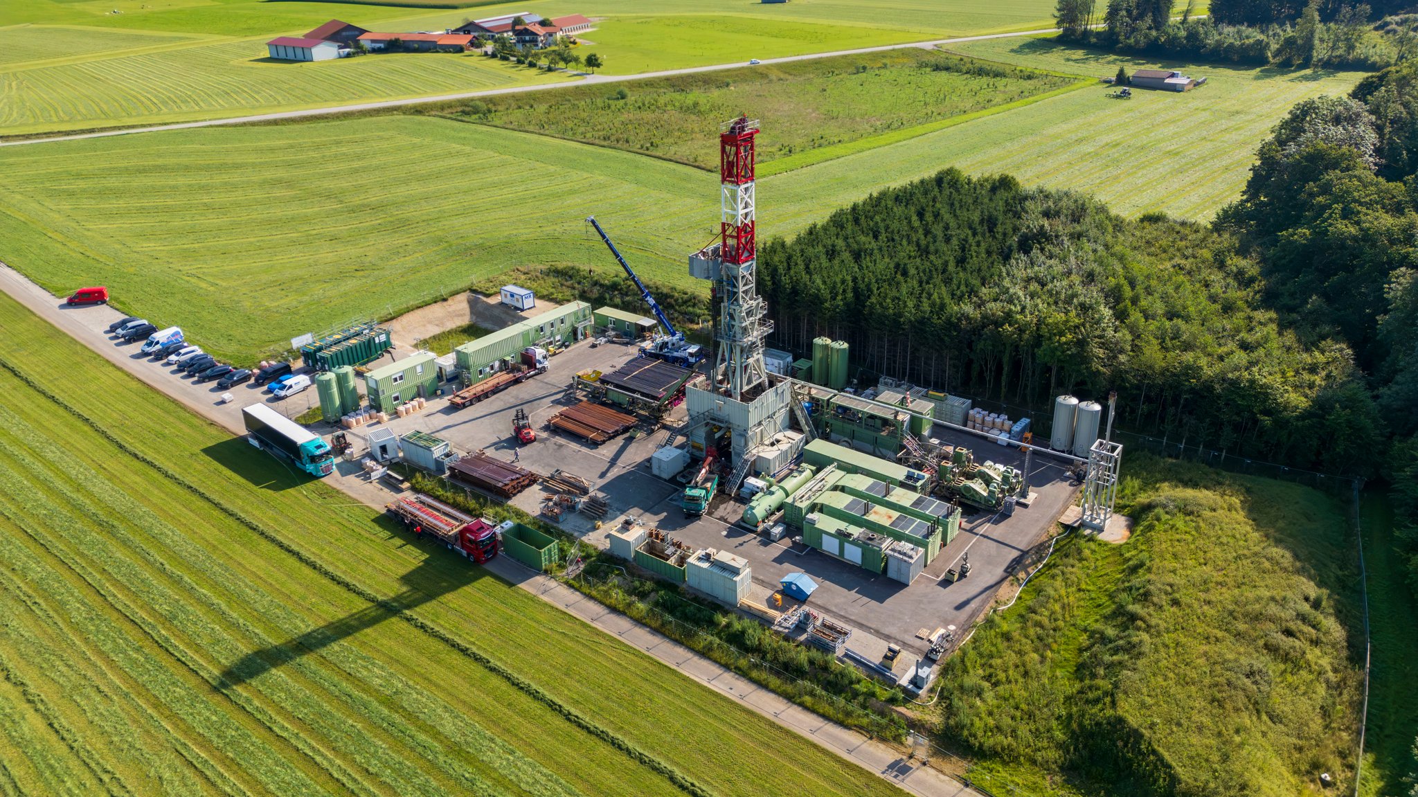 Archivbild vom 7.8.25: Blick auf die Gasbohranlage im oberbayerischen Reichling.