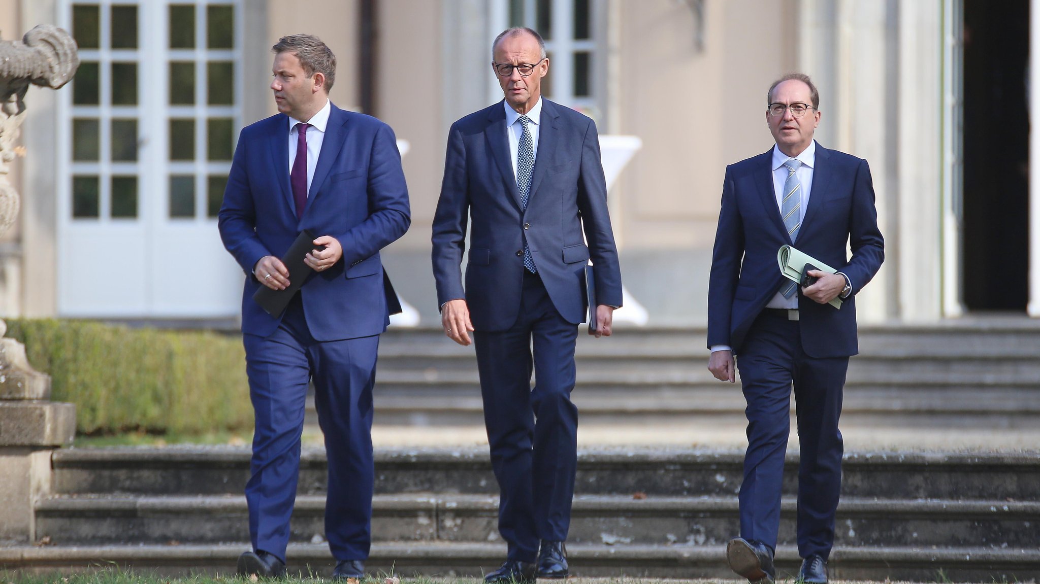 Bundesminister der Finanzen Lars Klingbeil (SPD), Bundeskanzler Friedrich Merz (CDU), Bundesminister des Innern Alexander Dobrindt (CSU). | Bild: picture alliance / dts-Agentur | - Bundesminister der Finanzen Lars Klingbeil (SPD), Bundeskanzler Friedrich Merz (CDU), Bundesminister des Innern Alexander Dobrindt (CSU).