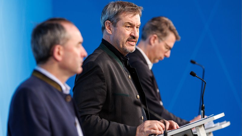 Söder, Aiwanger und Blume nach Kabinett | Bild: picture alliance / dpa | Matthias Balk Söder, Aiwanger und Blume nach Kabinett