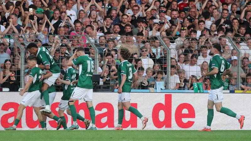 Jubel beim 1. FC Schweinfurt | Bild: IMAGO / Frank Scheuring Jubel beim 1. FC Schweinfurt
