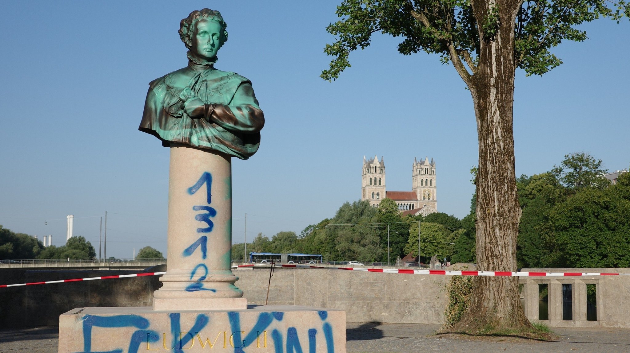 Unbekannte haben das neue Denkmal für den bayerischen "Märchenkönig" Ludwig II. in München mit Farbe beschmiert.