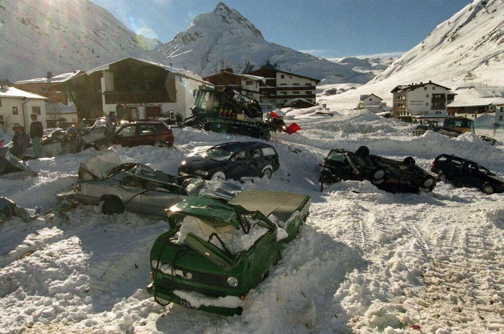 Zerstörte Autos nach dem Lawinenunglück in Galtür am 23.02.1999