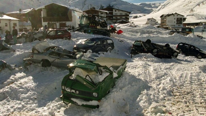 Zerstörte Autos nach dem Lawinenunglück in Galtür am 23.02.1999