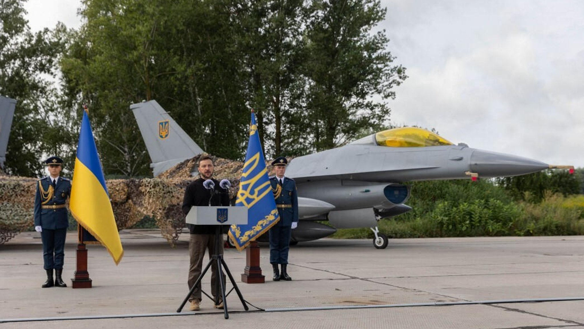 Die ersten F-16-Flugzeuge sind in der Ukraine eingetroffen. Sie sollen einen entscheidenden Beitrag zur Verteidigung gegen Russland leisten.