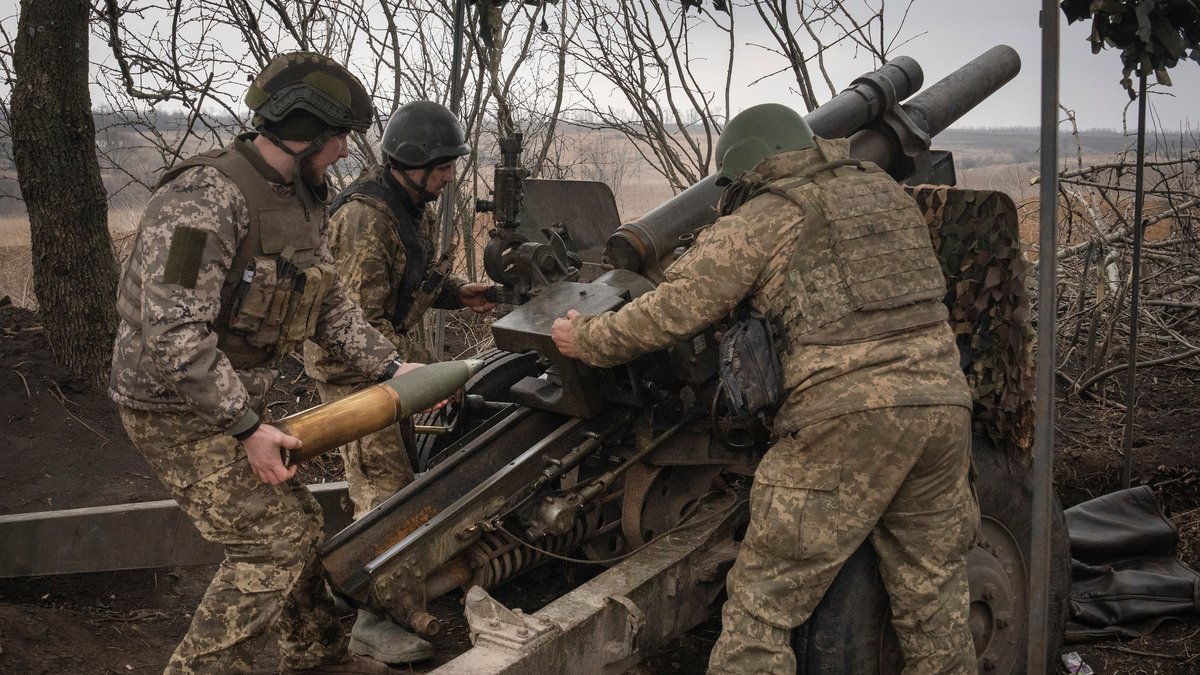Ukraine, Awdijiwka: Ukrainische Soldaten der 71. Jägerbrigade feuern eine Haubitze M101 auf russische Stellungen an der Frontlinie. 