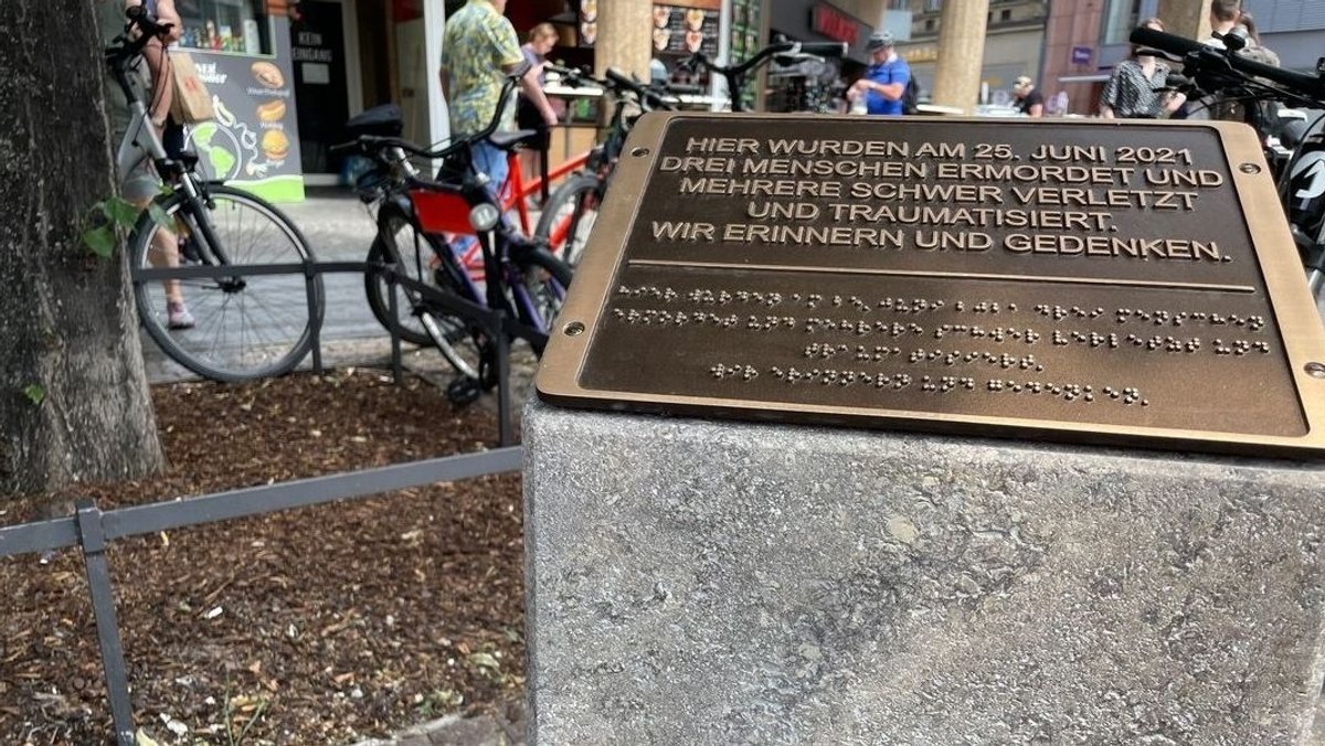 Gedenkstele für Opfer der Würzburger Messerattacke eingeweiht