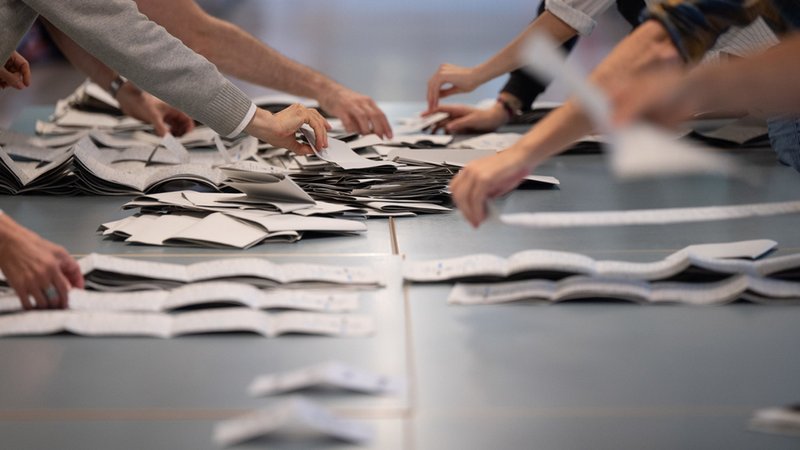Freiwillige helfen, die Stimmen bei der Wahl auszuzählen. | Bild: dpa-Bildfunk/Sebastian Gollnow Freiwillige helfen, die Stimmen bei der Wahl auszuzählen.