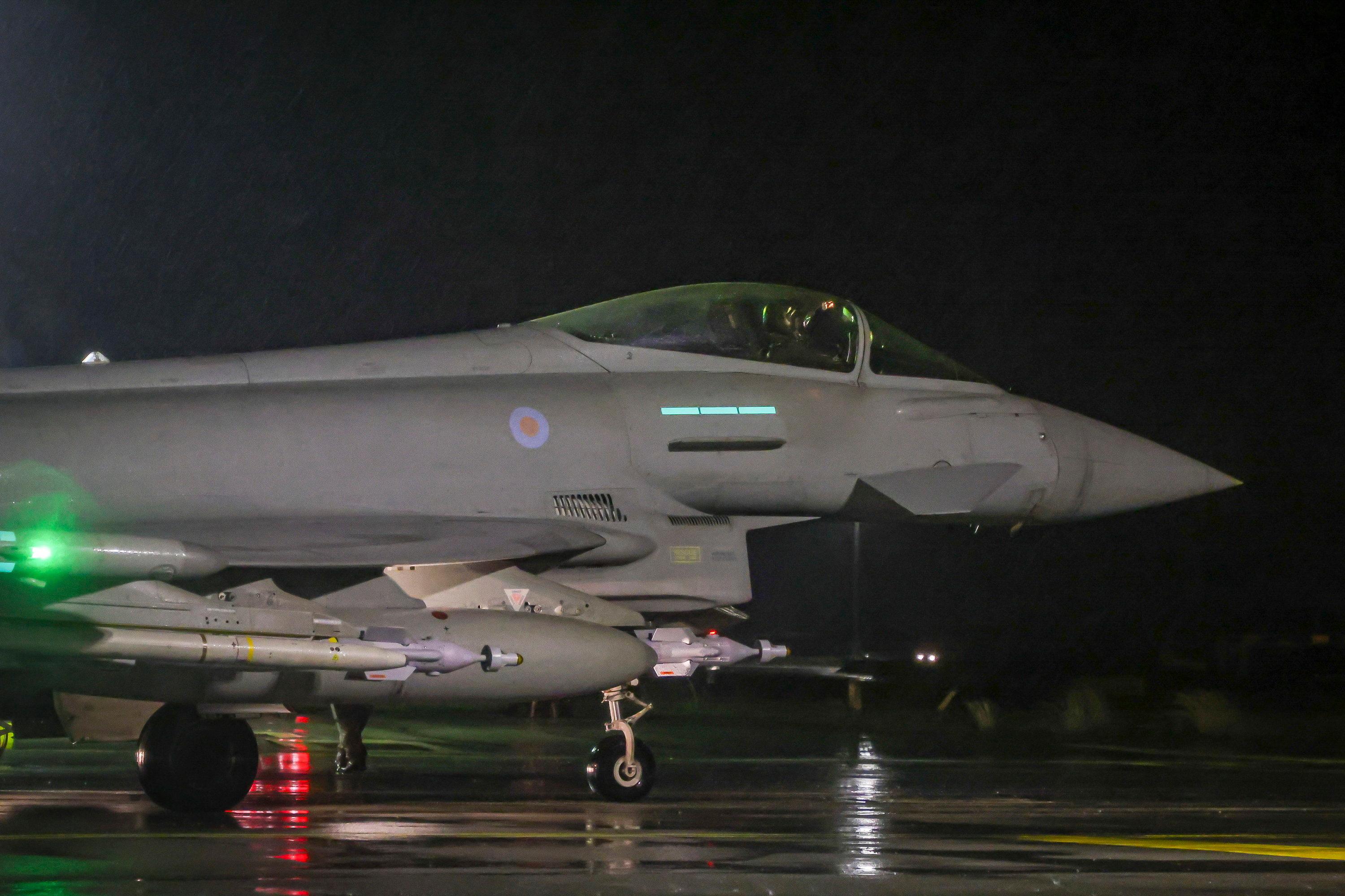 Die von der Royal Air Force (RAF) zur Verfügung gestellte Aufnahme zeigt ein Militärflugzeug vom Typ Typhoon FGR4 der Royal Air Force beim Start, um Luftangriffe auf militärische Ziele der Huthi im Jemen durchzuführen (Bild vom 22.01.2024) 