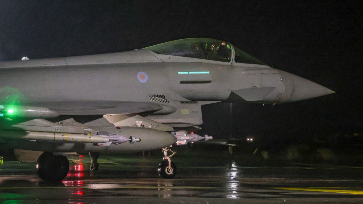 Die von der Royal Air Force (RAF) zur Verfügung gestellte Aufnahme zeigt ein Militärflugzeug vom Typ Typhoon FGR4 der Royal Air Force beim Start, um Luftangriffe auf militärische Ziele der Huthi im Jemen durchzuführen (Bild vom 22.01.2024) 