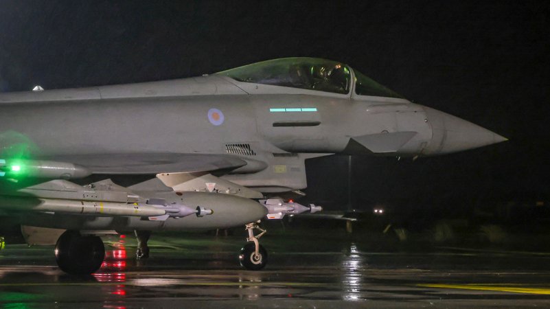 Die von der Royal Air Force (RAF) zur Verfügung gestellte Aufnahme zeigt ein Militärflugzeug vom Typ Typhoon FGR4 der Royal Air Force beim Start, um Luftangriffe auf militärische Ziele der Huthi im Jemen durchzuführen (Bild vom 22.01.2024) | Bild: dpa-Bildfunk/As1 Jake Green Raf Die von der Royal Air Force (RAF) zur Verfügung gestellte Aufnahme zeigt ein Militärflugzeug vom Typ Typhoon FGR4 der Royal Air Force beim Start, um Luftangriffe auf militärische Ziele der Huthi im Jemen durchzuführen (Bild vom 22.01.2024)