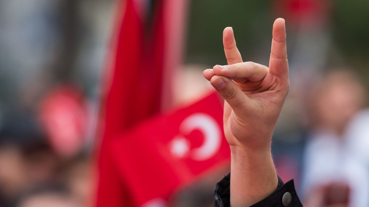 Archiv: Eine Hand zeigt den "Wolfsgruß" der Grauen Wölfe während einer Pro-Türkischen Demonstration in München (2016)
