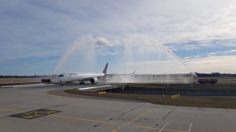A350 wird nach der Landung am Flughafen mit Wasserfontänen aus Feuerwehrschläuchen begrüßt