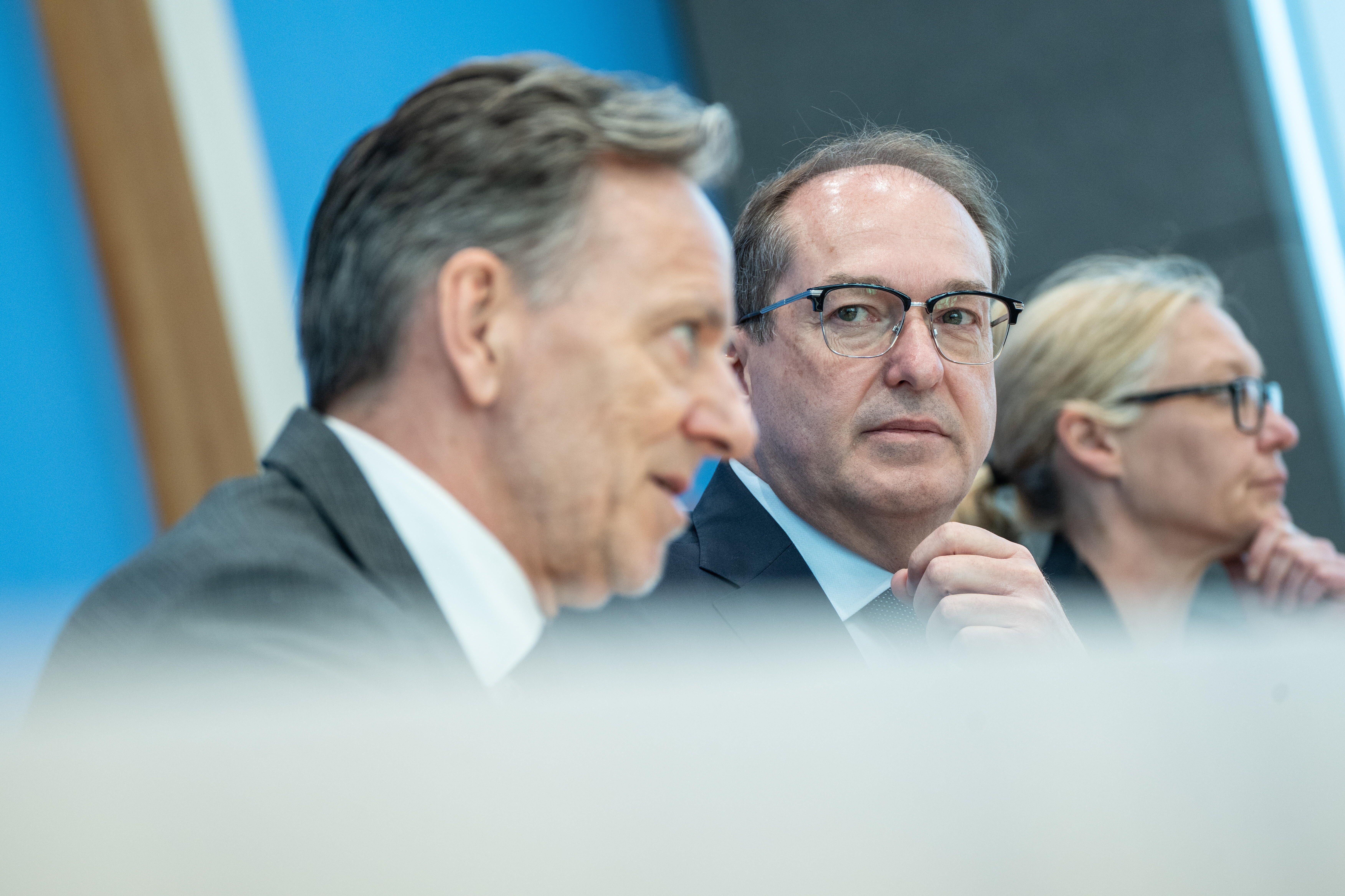 orstellung BKA-Bundeslagebilds Cybercrime 2024  Alexander Dobrindt, Bundesinnenminister (rechts); mit Holger Münch, Präsident Bundeskriminalamt