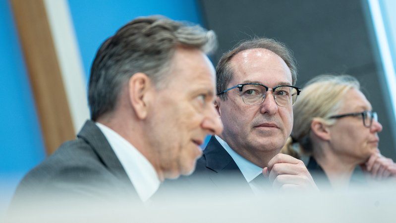 orstellung BKA-Bundeslagebilds Cybercrime 2024 Alexander Dobrindt, Bundesinnenminister (rechts); mit Holger Münch, Präsident Bundeskriminalamt | Bild: picture alliance / Chris Emil Janßen | Chris Emil Janssen orstellung BKA-Bundeslagebilds Cybercrime 2024 Alexander Dobrindt, Bundesinnenminister (rechts); mit Holger Münch, Präsident Bundeskriminalamt