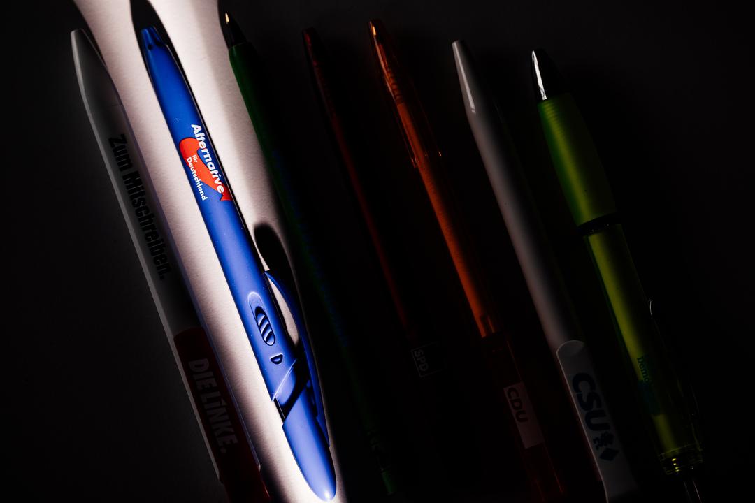 Es ist ein Stift zu sehen, auf dem das Logo der AfD abgedruckt ist.