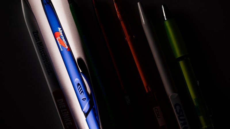 Es ist ein Stift zu sehen, auf dem das Logo der AfD abgedruckt ist. | Bild: BR/Fabien Stoffers Es ist ein Stift zu sehen, auf dem das Logo der AfD abgedruckt ist.
