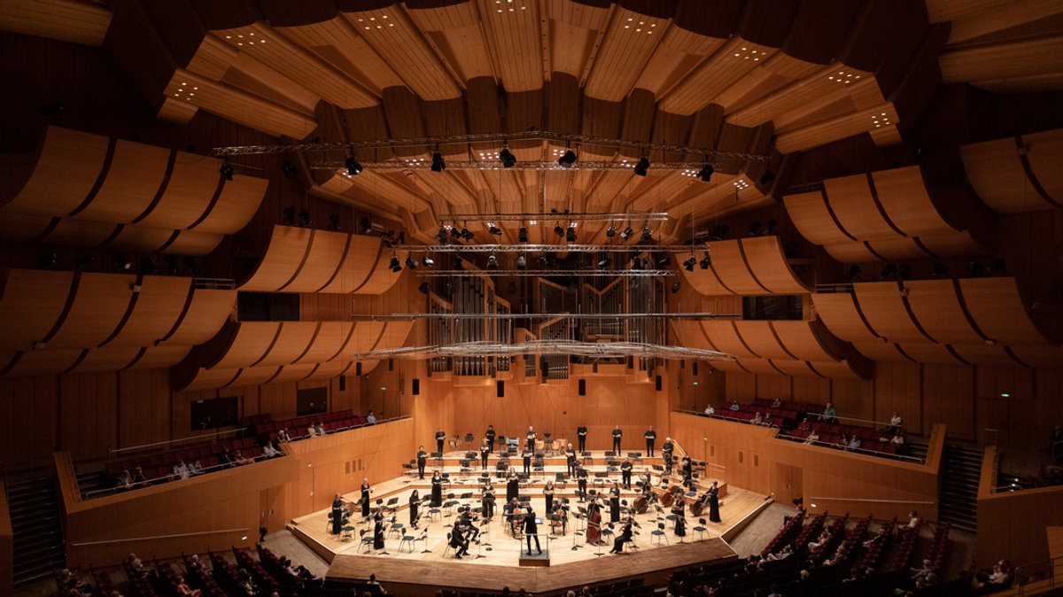Man sieht das Symphonieorchester und den Chor des Bayerischen Rundfunks in der Philharmonie vor der Schließung des Gasteigs im Juni 2021.
