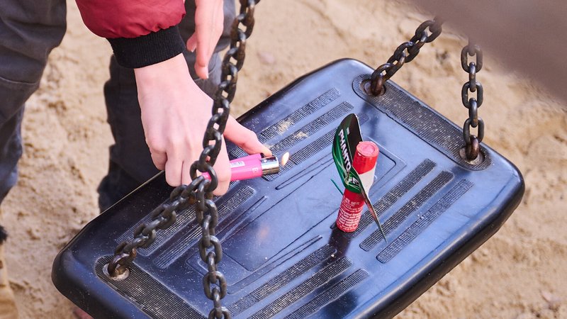 (Symbolbild) Ein Kind zündet auf einem Spielplatz Silvesterböller an. | Bild: picture alliance/dpa | Annette Riedl (Symbolbild) Ein Kind zündet auf einem Spielplatz Silvesterböller an.