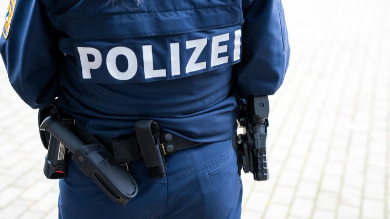 Polizist in Uniform (Symbolbild) | Bild: picture alliance / CHROMORANGE | Michael Bihlmayer Polizist in Uniform (Symbolbild)