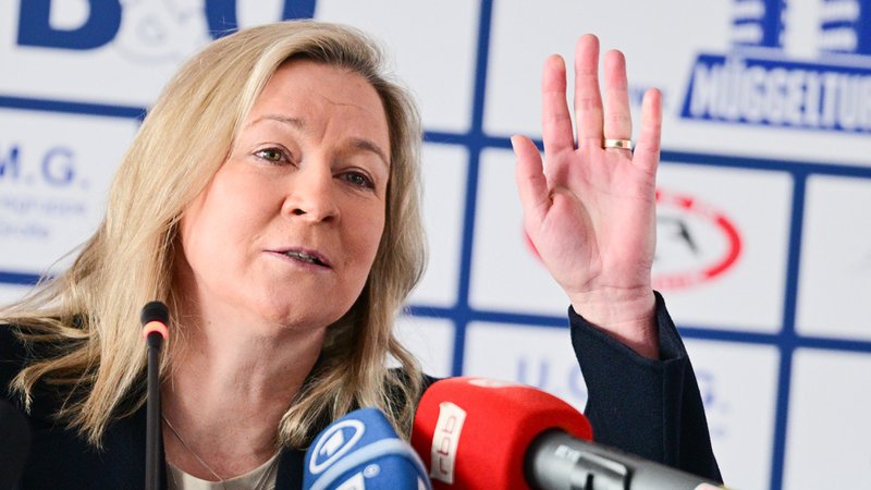 Claudia Pechstein, ehemalige Eisschnellläuferin, spricht während einer Pressekonferenz. Pechstein hat ihre Karriere beendet. | Bild: dpa-Bildfunk/Sebastian Gollnow Claudia Pechstein, ehemalige Eisschnellläuferin, spricht während einer Pressekonferenz. Pechstein hat ihre Karriere beendet.