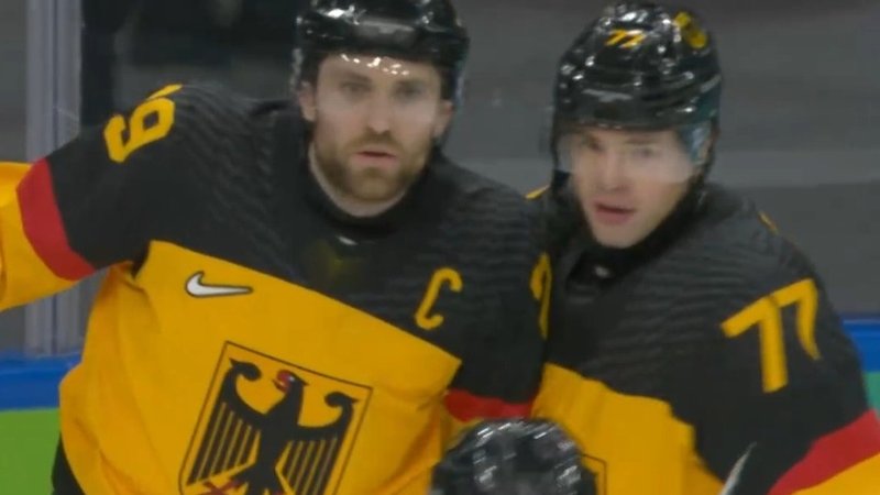 Leon Draisaitl (links) und JJ Peterka (rechts) | Bild: BR24Sport Leon Draisaitl (links) und JJ Peterka (rechts)
