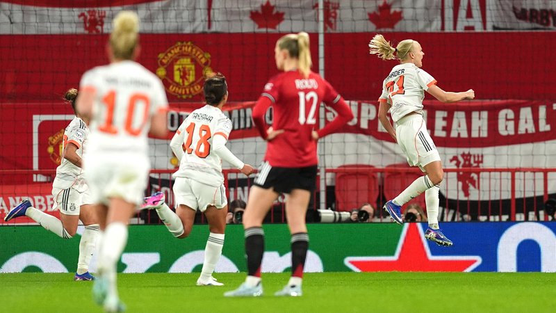 Pernielle Harder (FC Bayern Frauen) bejubelt ihren Treffer gegen Manchester United. | Bild: picture alliance / empics | Martin Rickett Pernielle Harder (FC Bayern Frauen) bejubelt ihren Treffer gegen Manchester United.