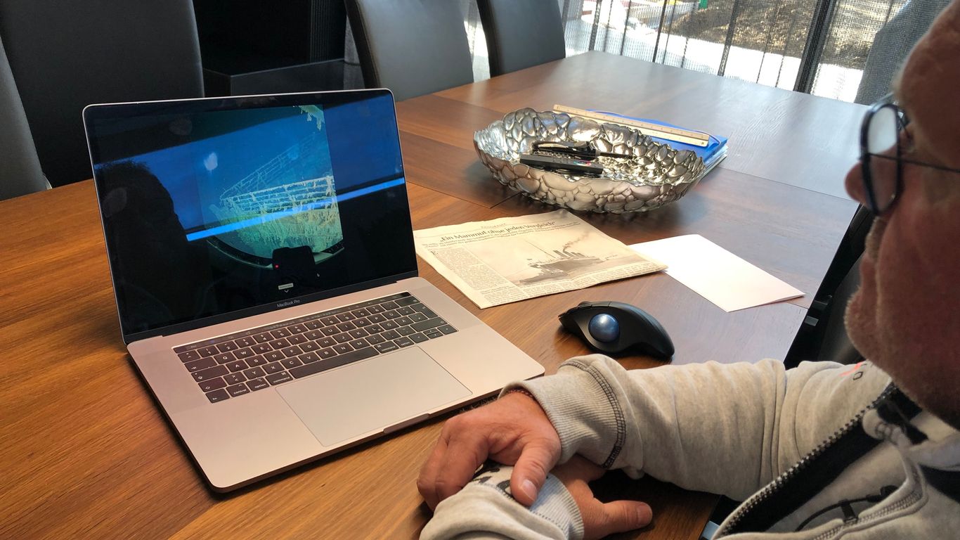 Arthur Loibl sieht sich zuhause am PC die Bilder seiner Expedition zur Titanic an
