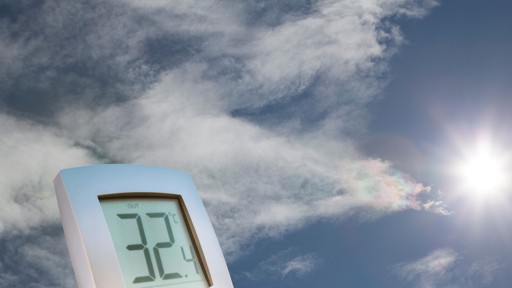 Digitales Thermometer vor blauem Himmel | Bild: MEV/Karl Holzhauser Digitales Thermometer vor blauem Himmel