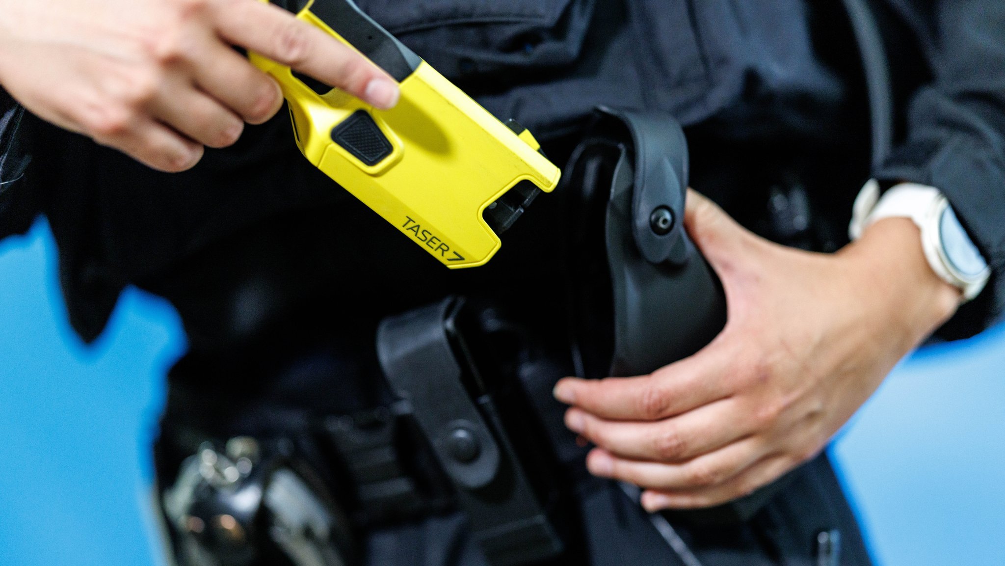 Polizeibeamtin mit einem Taser | Bild: picture alliance / dpa | Matthias Balk Polizeibeamtin mit einem Taser