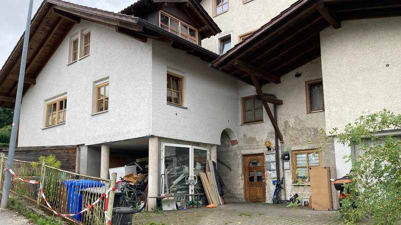 In diesem Haus in Zwiesel wurden drei Leichen gefunden. | Bild: BR/Renate Roßberger In diesem Haus in Zwiesel wurden drei Leichen gefunden.