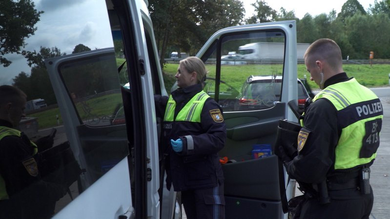 Fast täglich stoppt die bayerische Polizei von Schleusern organisierte Fahrten, die Menschen illegal über die Grenze bringen sollen. Deswegen soll es jetzt intensivere und vor allem flexiblere Kontrollen geben - etwa an der Grenze zu Tschechien.