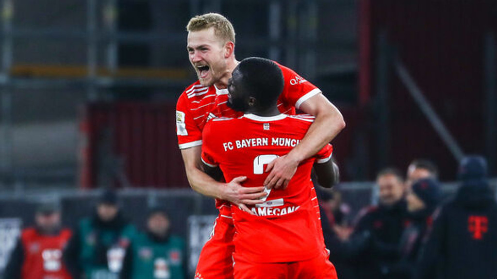 Zwei Garanten für den FCB-Erfolg in Stuttgart: Torschütze Matthijs de Ligt (oben) herzt seinen Abwehrkollegen Dayot Upamecano.