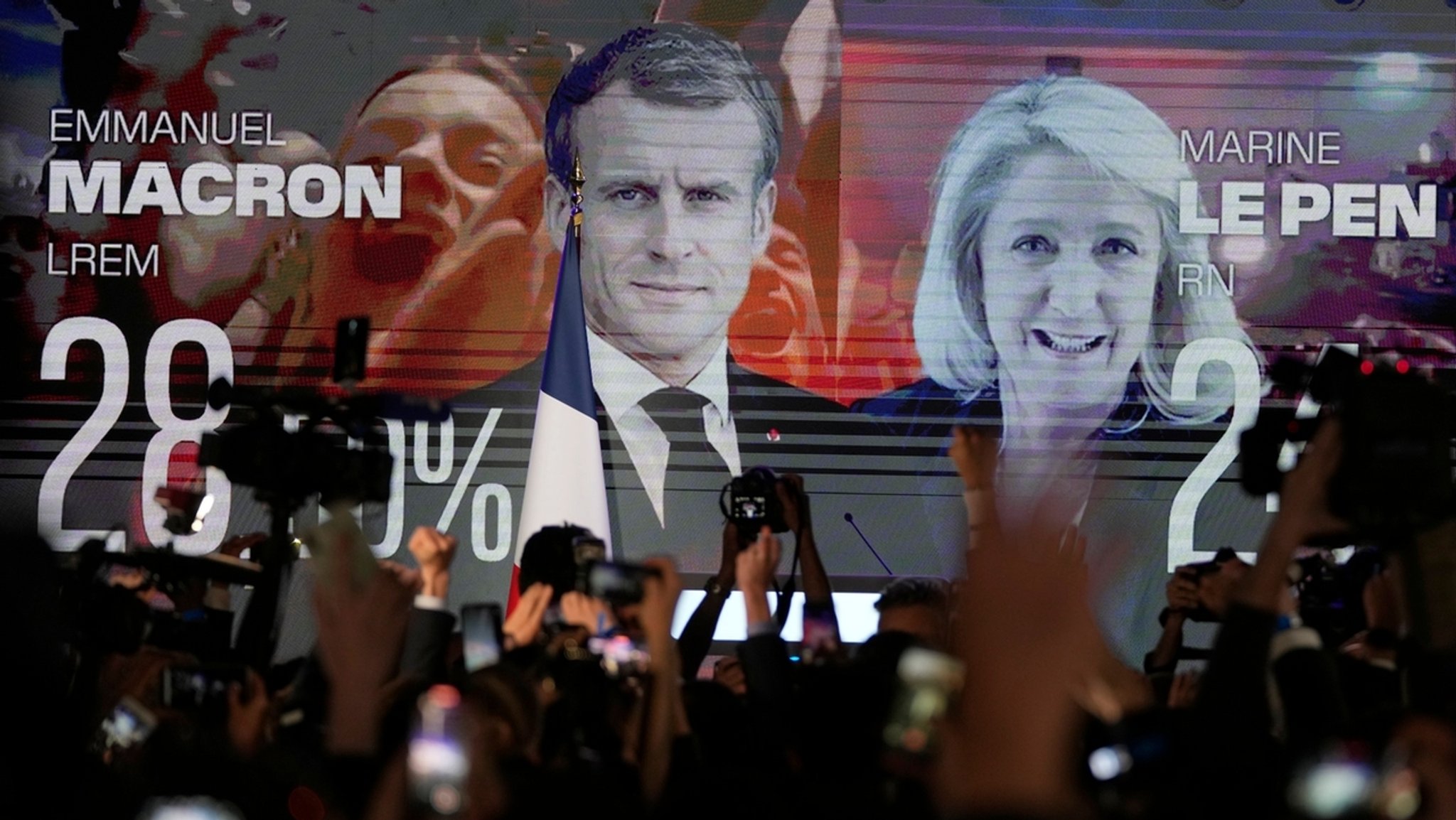 Macron und Le Pen gehen in Stichwahl um Präsidentschaft